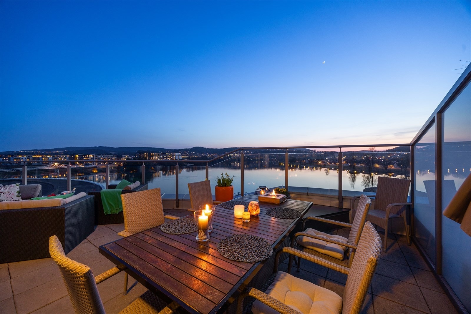 Eiendommen har stor solrik takterrasse med flott utsikt til vannspeilet i Hjellevannet, og ligger meget sentralt i forhold til bysentrums fasiliteter, Herkules-området og alle restauranter på Tømmerkaia. Galleribilde