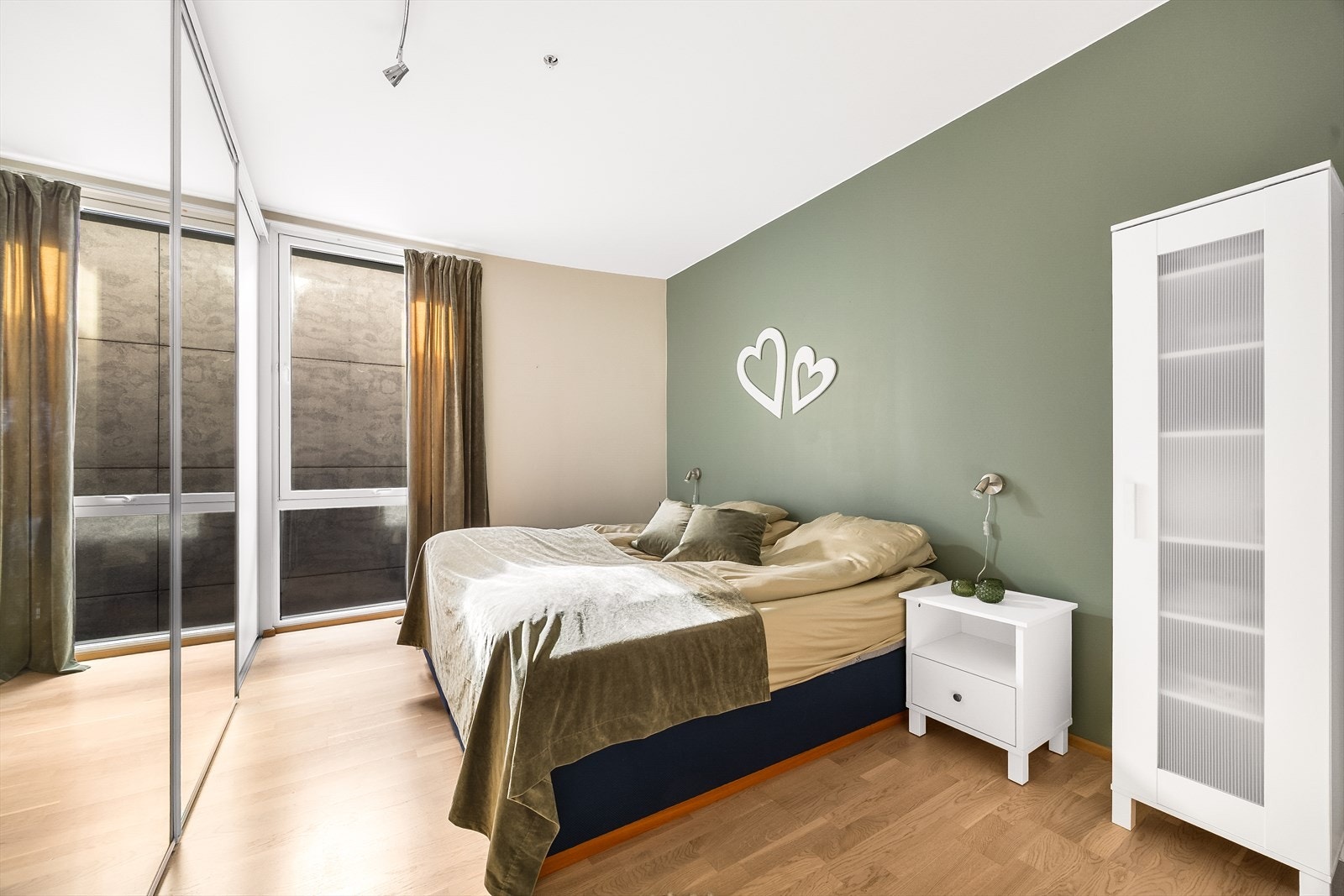 Hovedsoverommet har god plass til dobbeltseng, og skyvedørsgarderobe med speildører for klesbeholdningen. Galleribilde