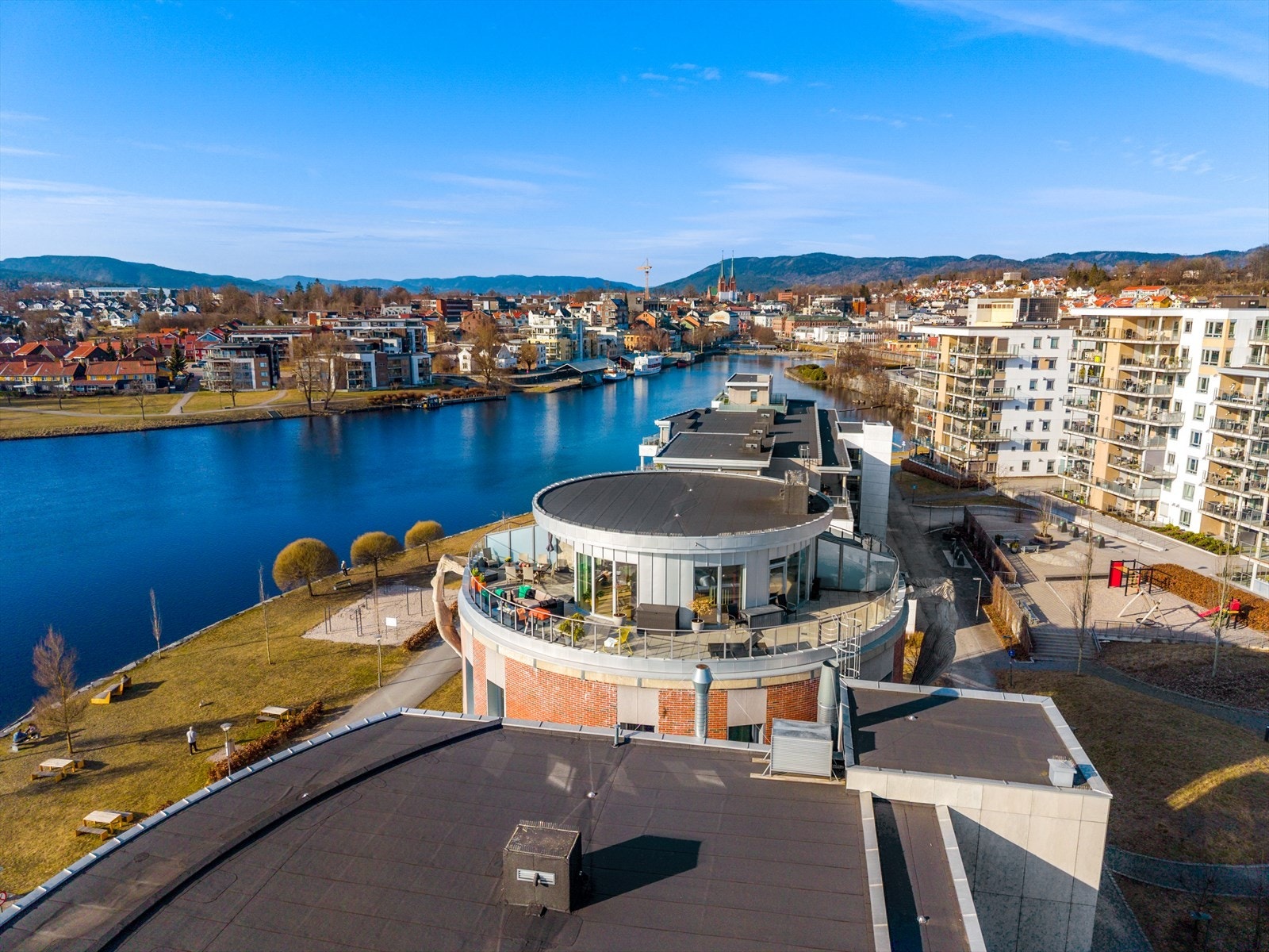 Boligen har vestvendt og solrik beliggenhet - og nydelig utsikt til vannspeilet i Hjellevannet og området rundt. Galleribilde
