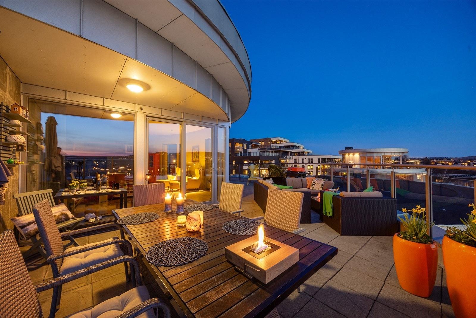 Stor, solrik terrasse på over 80 kvm. Galleribilde