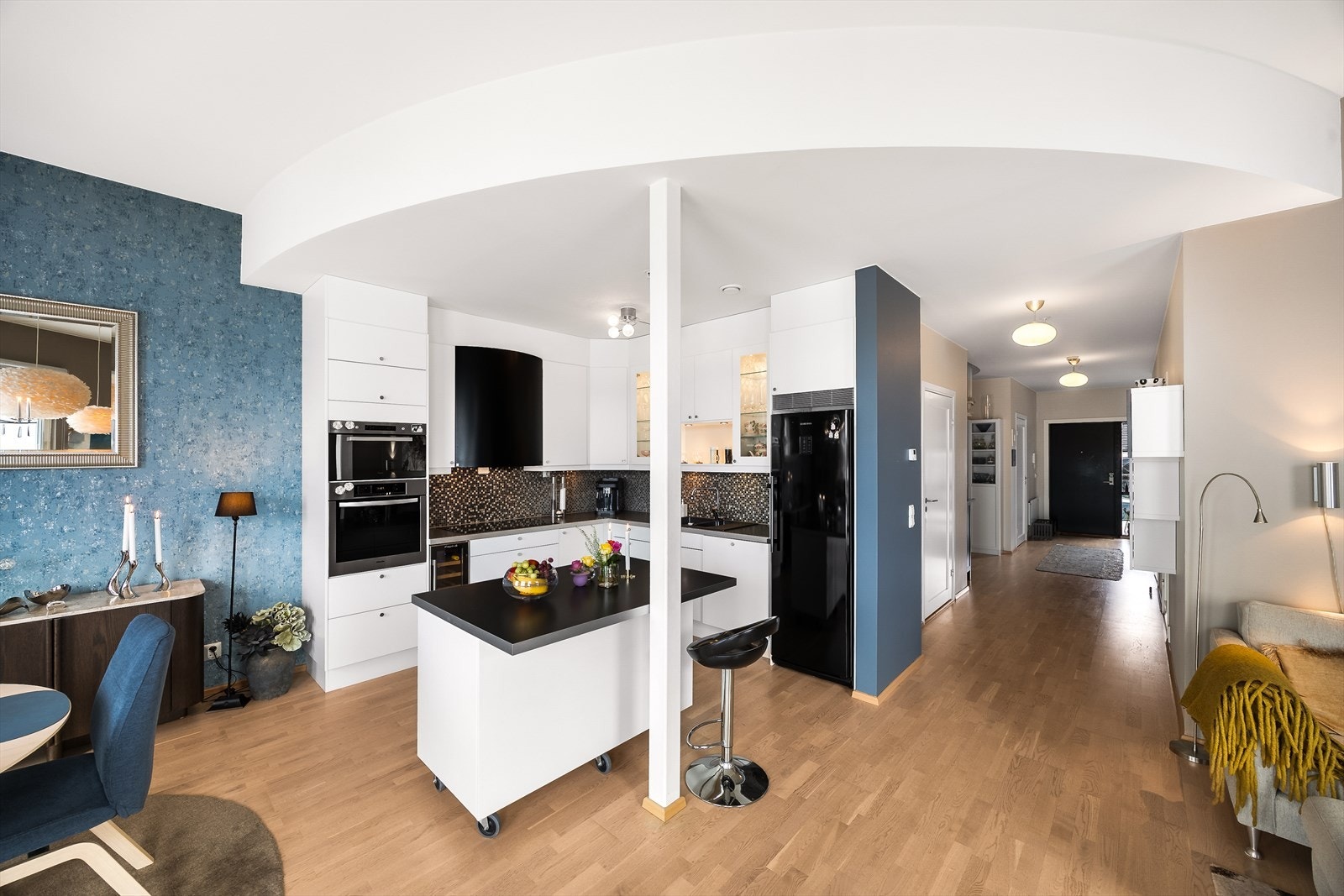 Kjøkkenet har flott innredning fra Marbodal med glatte fronter, skap med glassfronter og belysning, samt laminert benkeplate med nedfelt 90 cm platetopp. Galleribilde