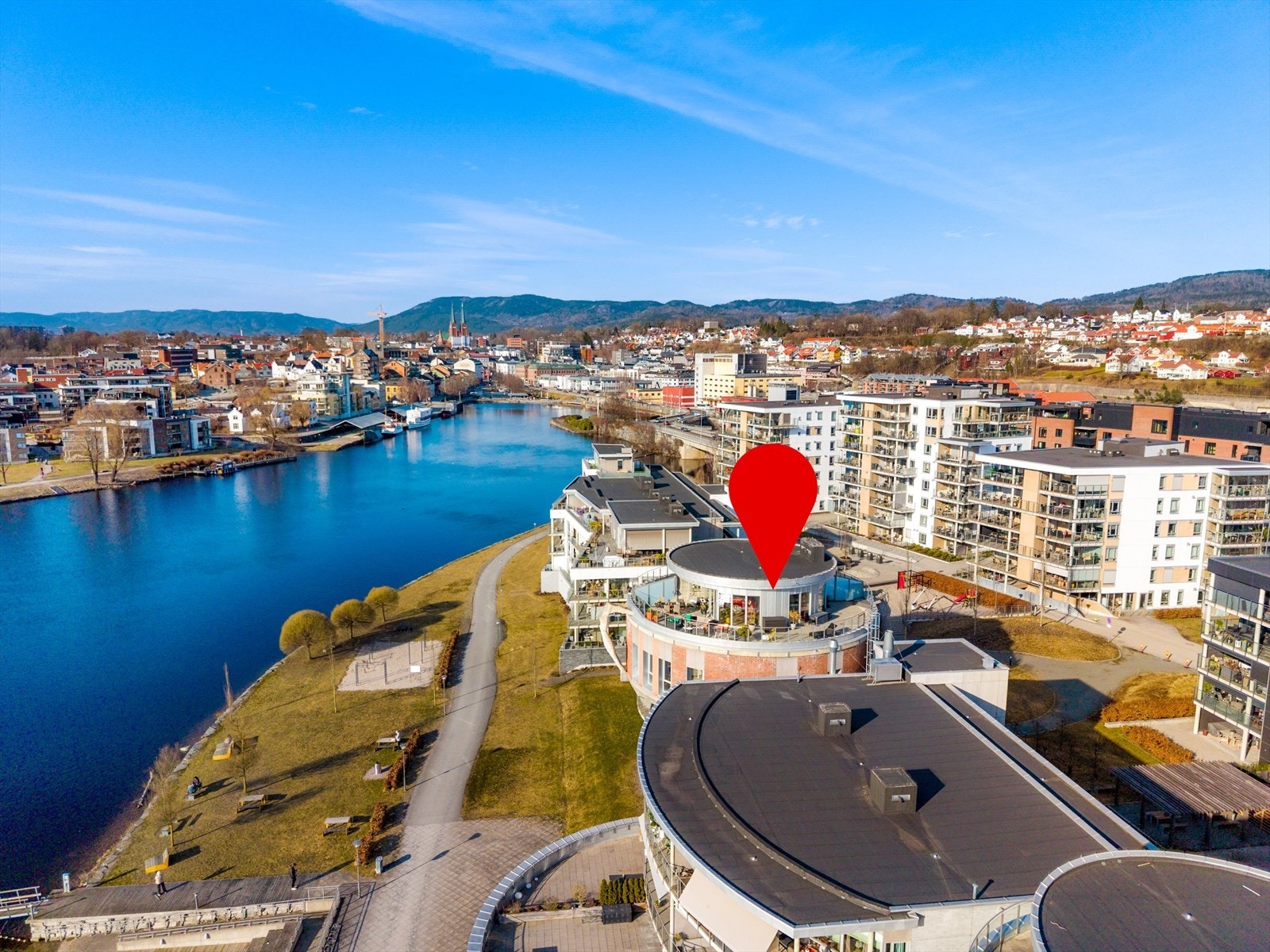 På Klosterøya kan du nyte sol, nærheten til vannspeilet og kort vei til sentrum og dets fasiliteter. Flotte uteområder sommer som vinter og rett utenfor har man den populære turløypa Hjellevannet rundt. Galleribilde
