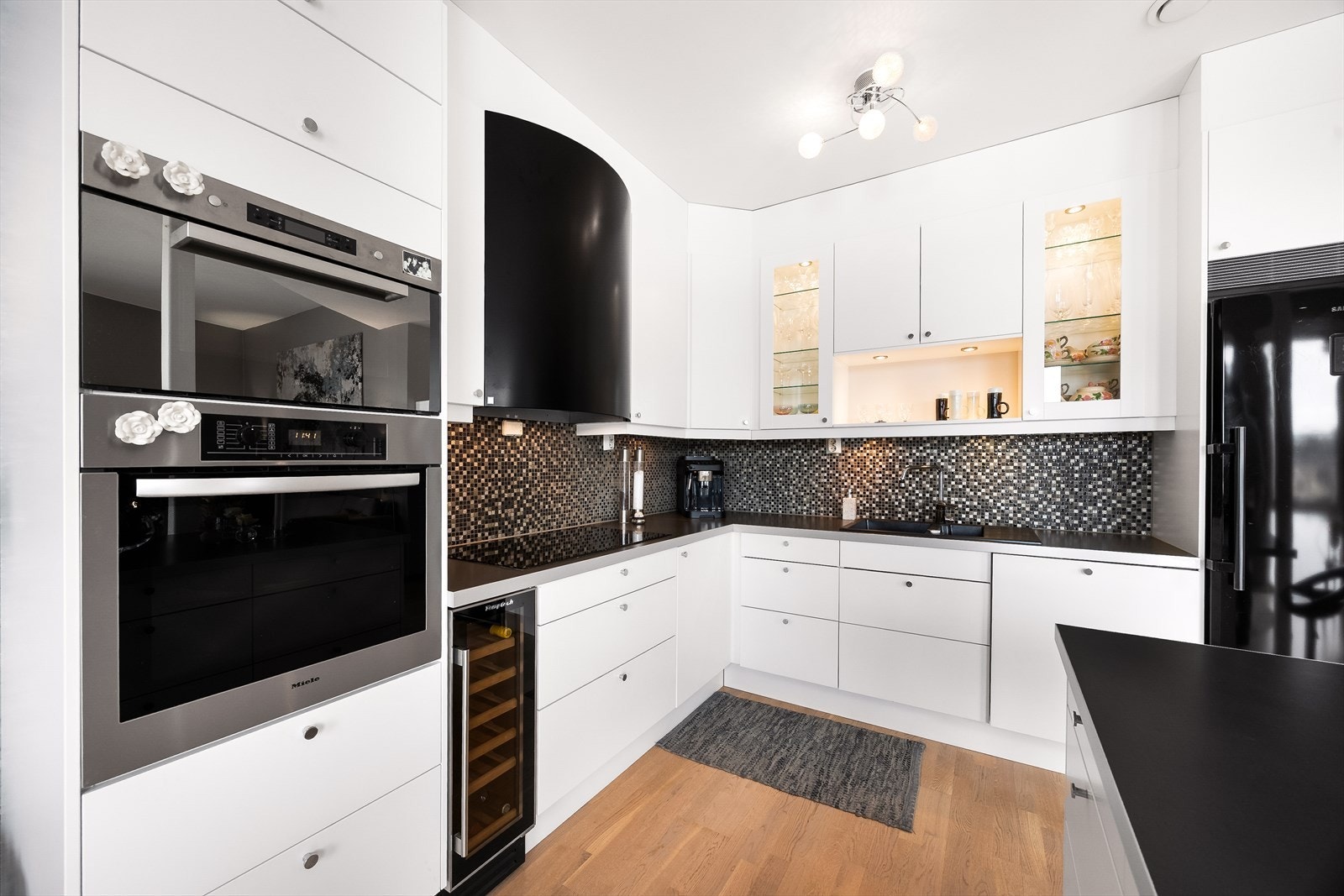 Det er integrert vinskap, stekeovn, mikroovn, kjøleskap og oppvaskmaskin. Over stekesone er det avtrekksvifte fra Røroshetta tilkoblet byggets balanserte ventilasjonsanlegg. Galleribilde