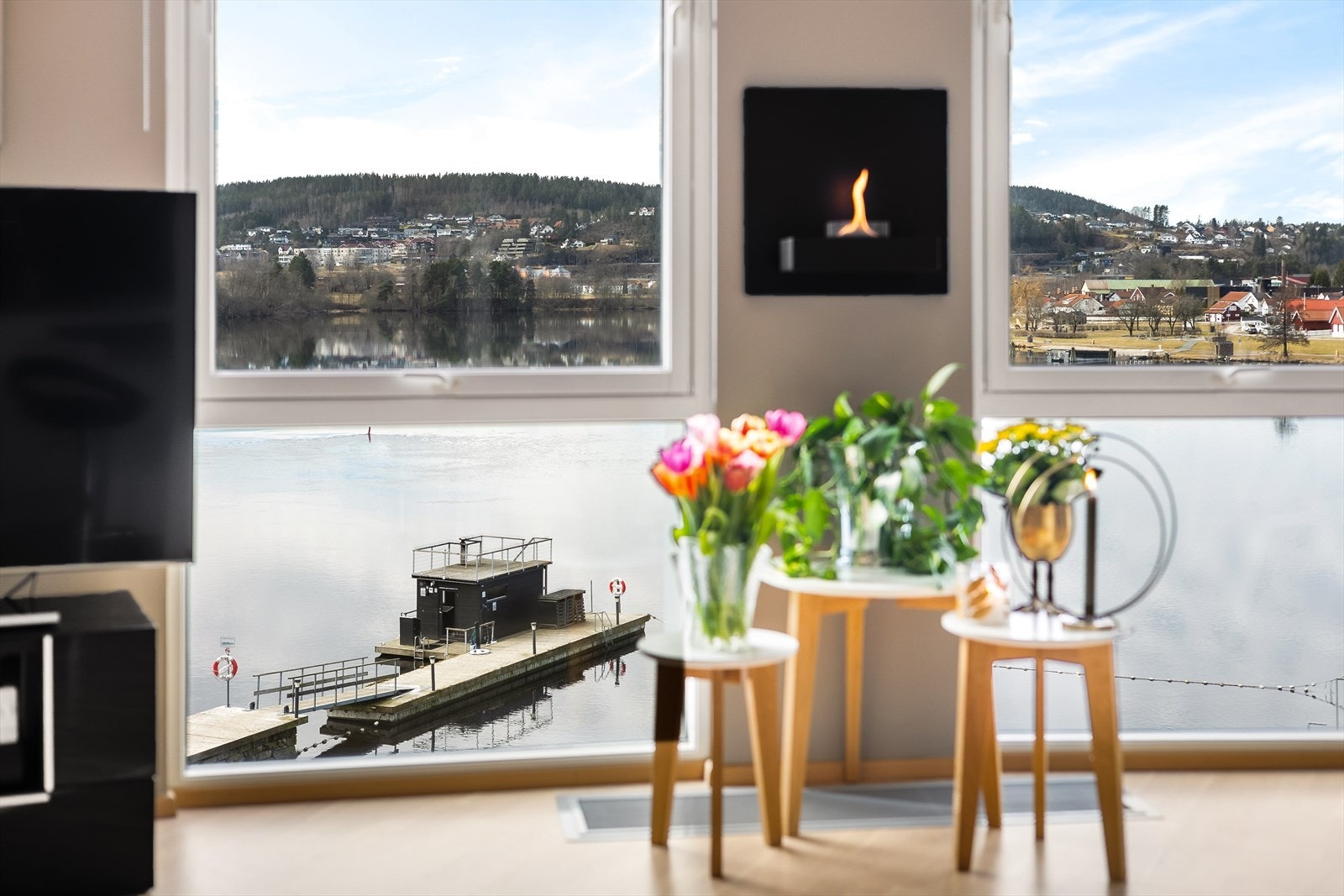 Store vindusflater slipper den fantastiske utsikten og rikelig med lys inn i rommene. Galleribilde