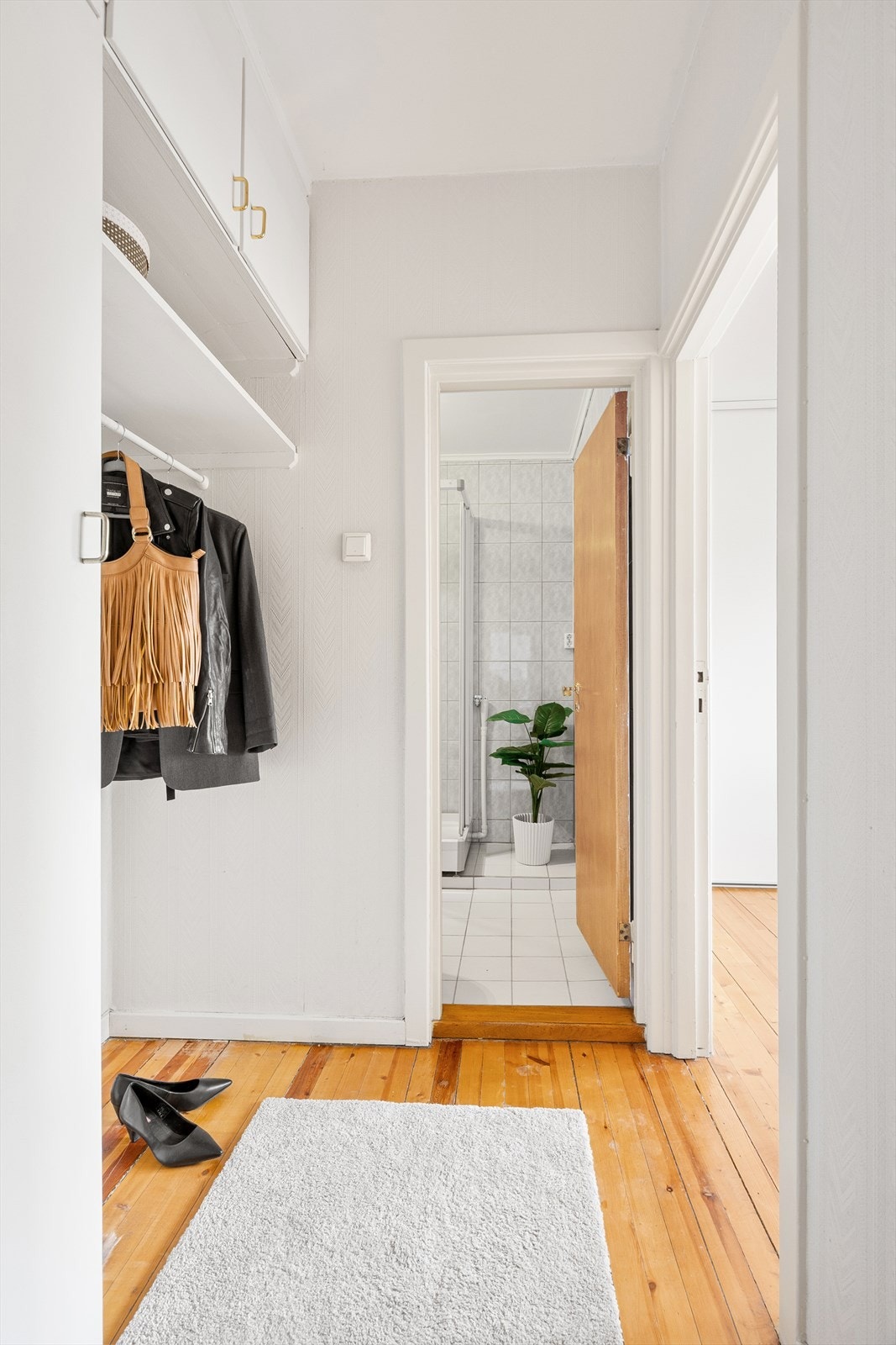 Det er delvis åpen garderobe i entrè Galleribilde