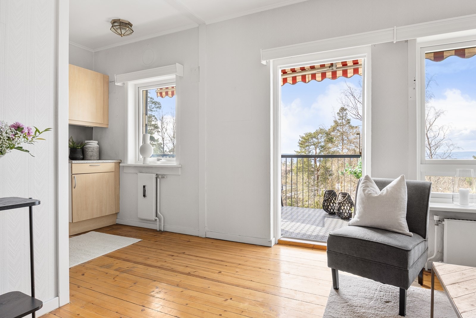 Utgang til den solrike balkongen fra stuen Galleribilde