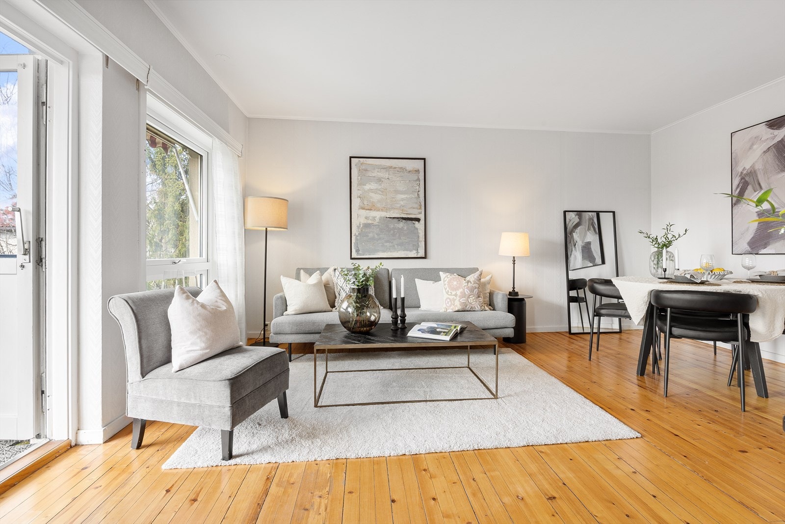 Det er god plass til både sofagruppe og spisestue i stuen Galleribilde