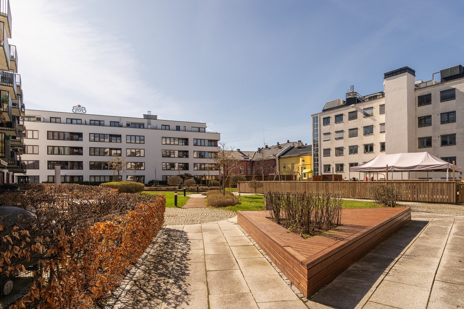 Felles bakgård som er pent opparbeidet. Galleribilde