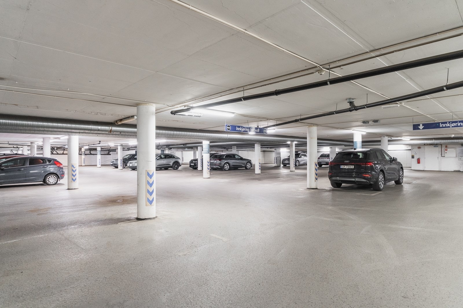 Det medfølger ikke parkeringsplass til leiligheten, men sameiet disponerer 170 garasjeplasser hvor eksklusiv bruksrett tilligger ulike seksjonseiere, med mulighet for kjøp/leie ved ledighet (kan selges/leies ut internt i sameiet). Galleribilde