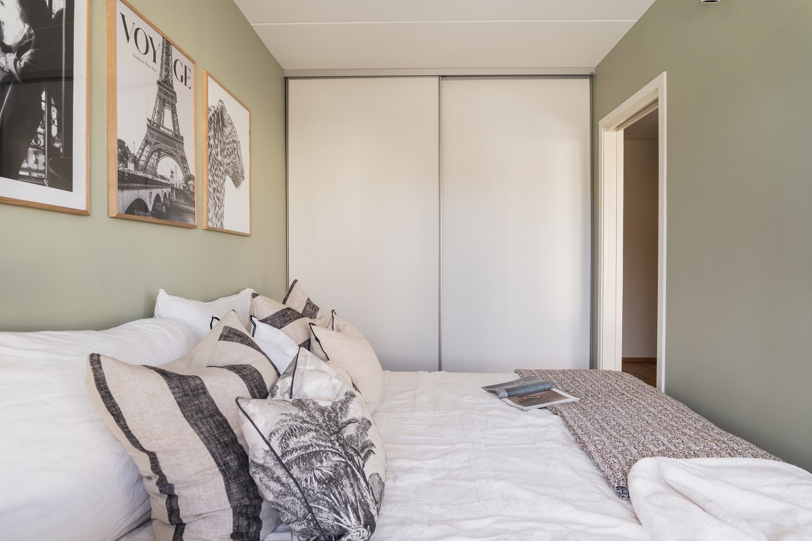 God lagringsplass i skyvedørsgarderobe. Galleribilde