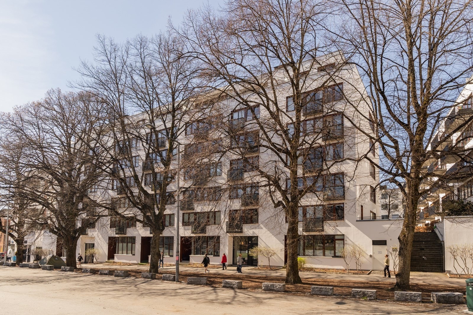 På Lille Bislett bor du midt i et av byens mest levende områder, med en unik kombinasjon av bypuls og grønne lunger. Galleribilde