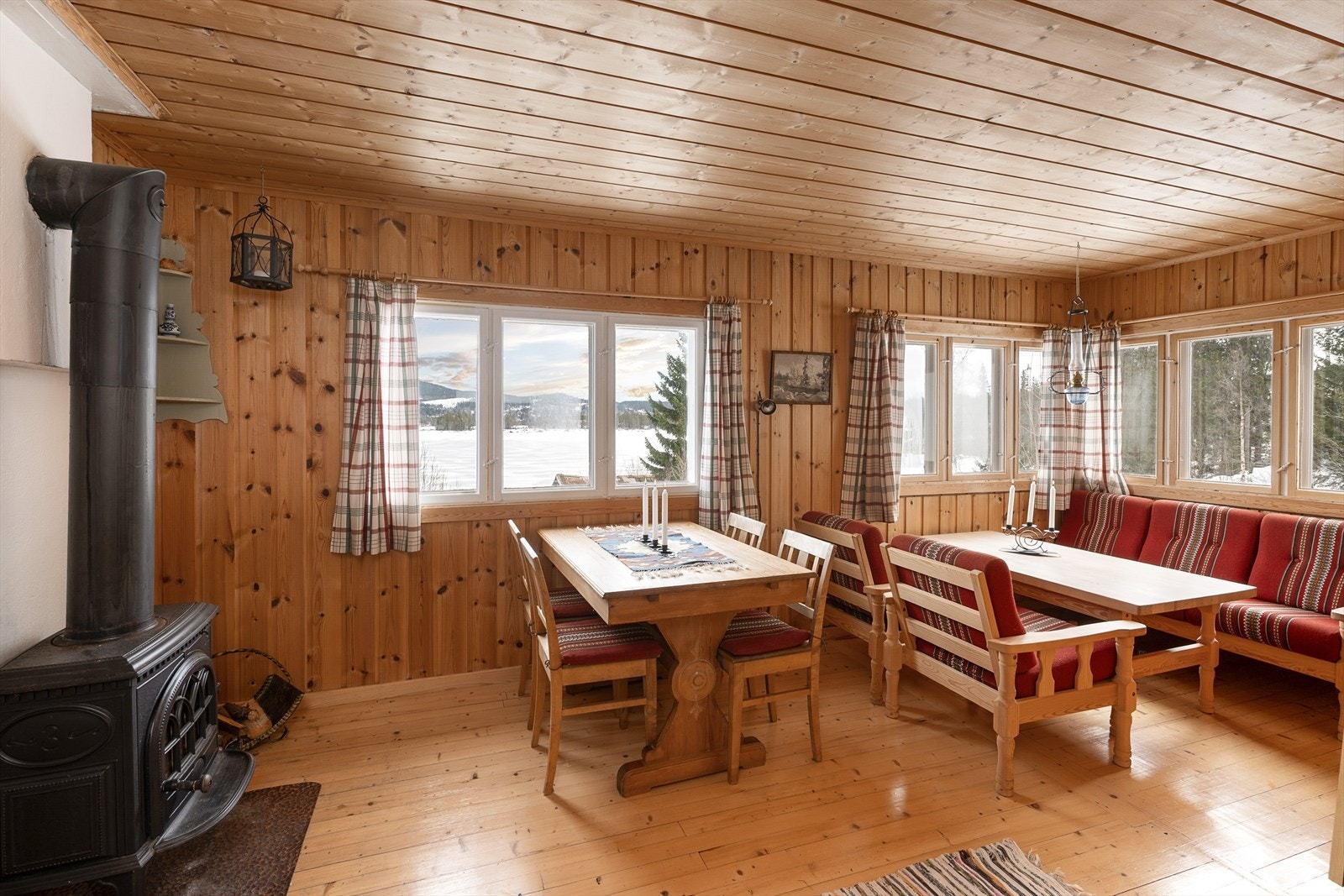 De store vindusflatene rammer inn en flott utsikt mot Nord-Mesna. Galleribilde