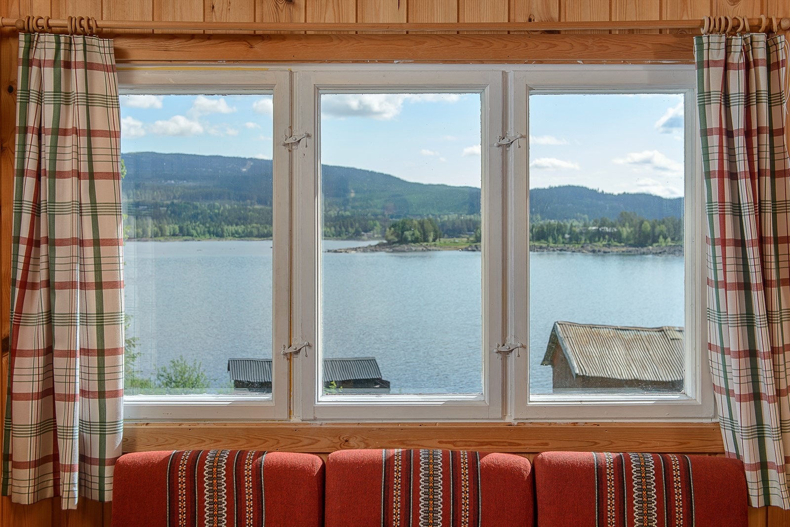 Sommerstid åpner utsikten seg mot det glitrende vannet og de grønne omgivelsene. Galleribilde