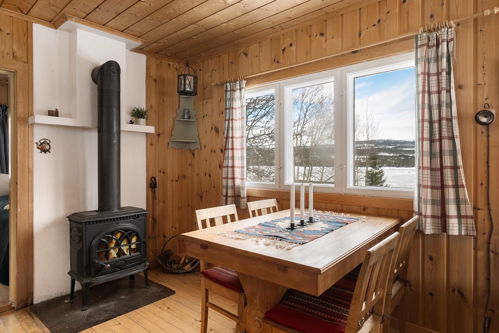 Fra stuen har man direkte utsyn mot vannet. Galleribilde