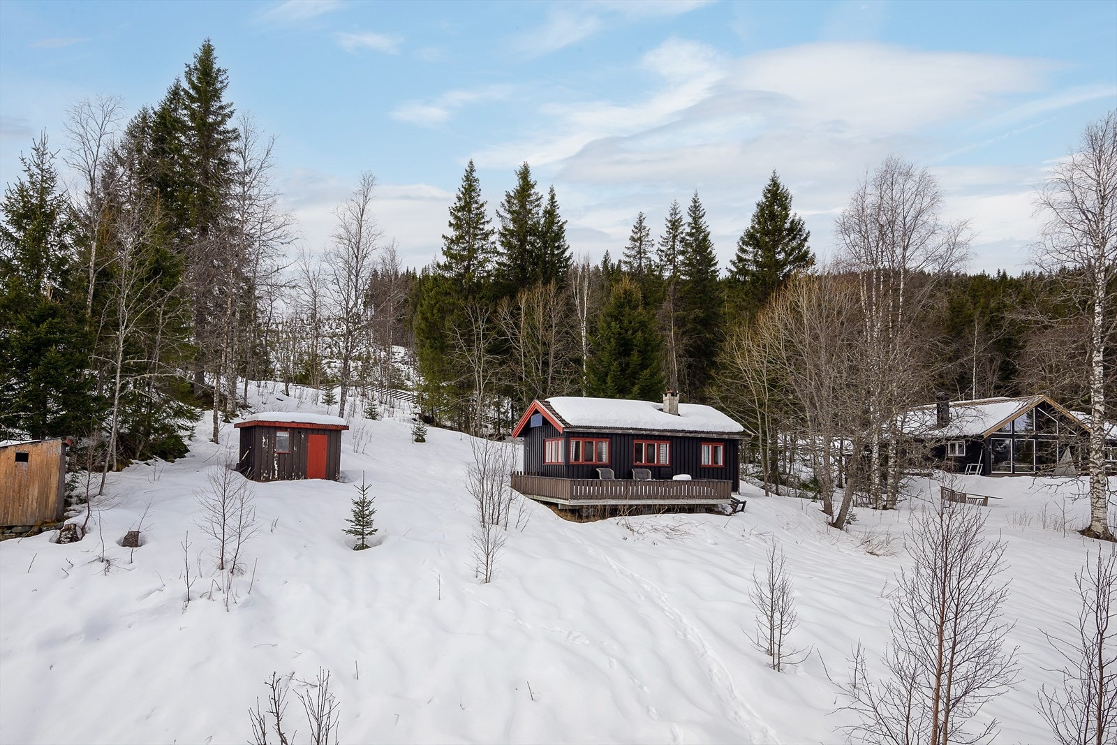 Fra eiendommen er det cirka 9 km til Sjusjøen og 13 km til Lillehammer. Galleribilde