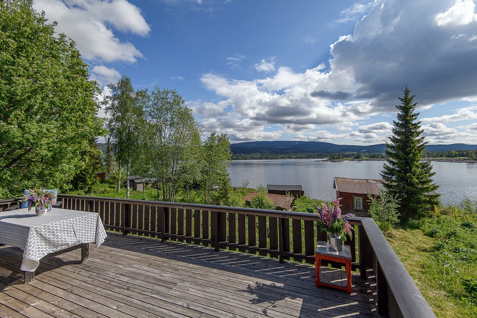 Utsikten fra verandaen er usjenert og gir en følelse av å være tett på naturen. Bilde er gjenbruk fra salg i 2021, avvik kan forekomme. Galleribilde