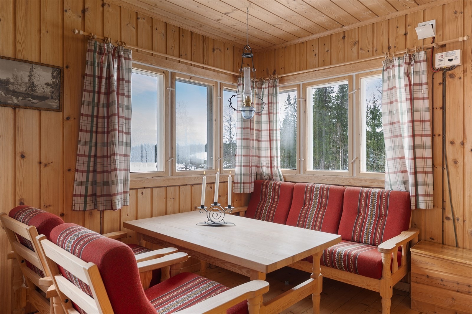 Hjørnevinduene slipper inn rikelig med lys. Galleribilde