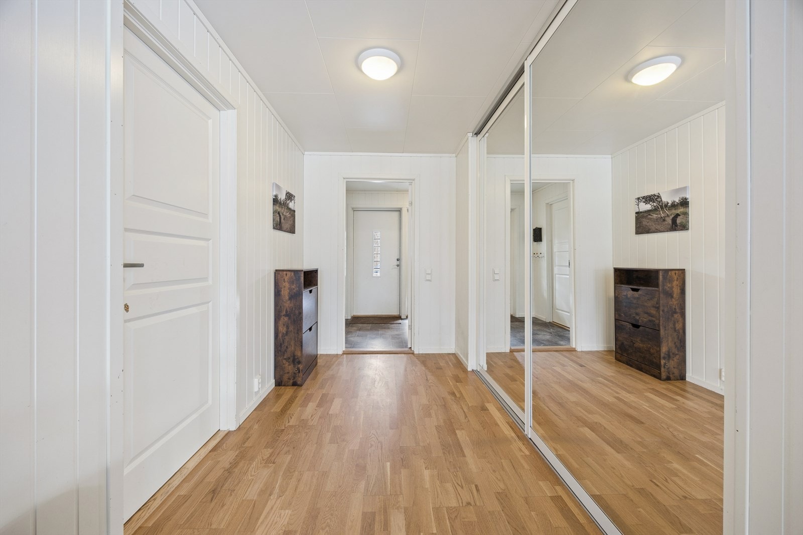 God oppbevaringsplass i romslig skyvedørsgarderobe med speilfronter. Galleribilde