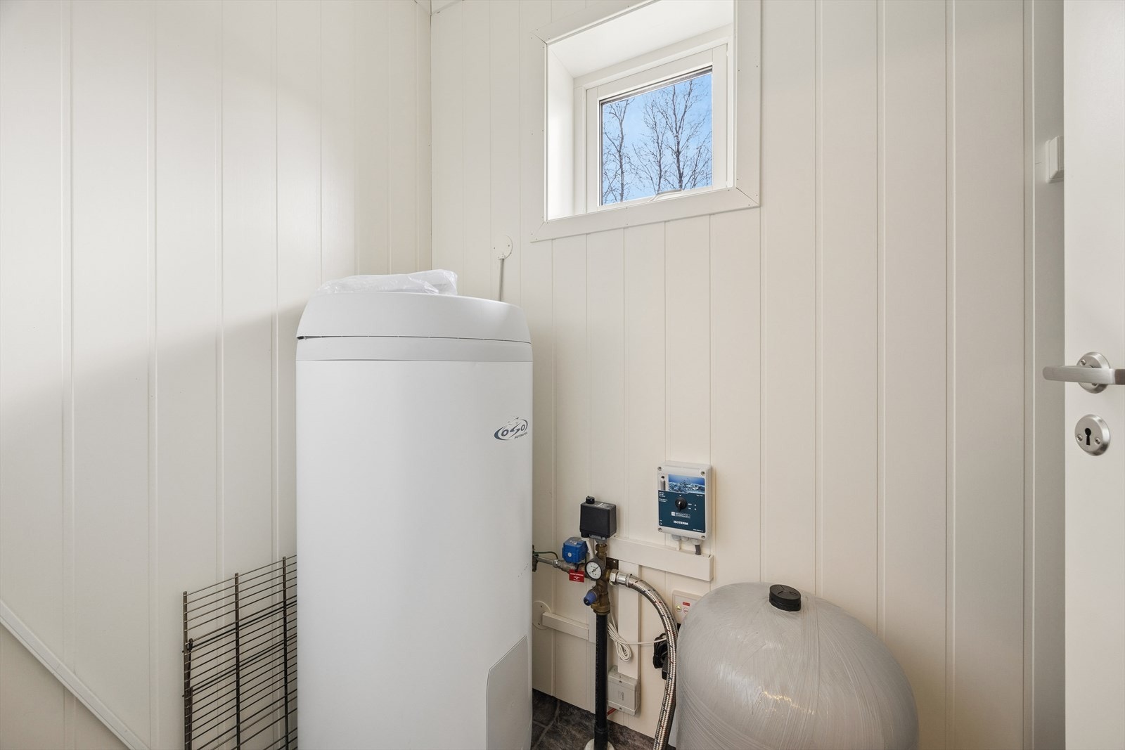 I teknisk rom finner man blant annet varmtvannsberederen på ca. 200 liter og anlegget for balansert ventilasjon. Galleribilde