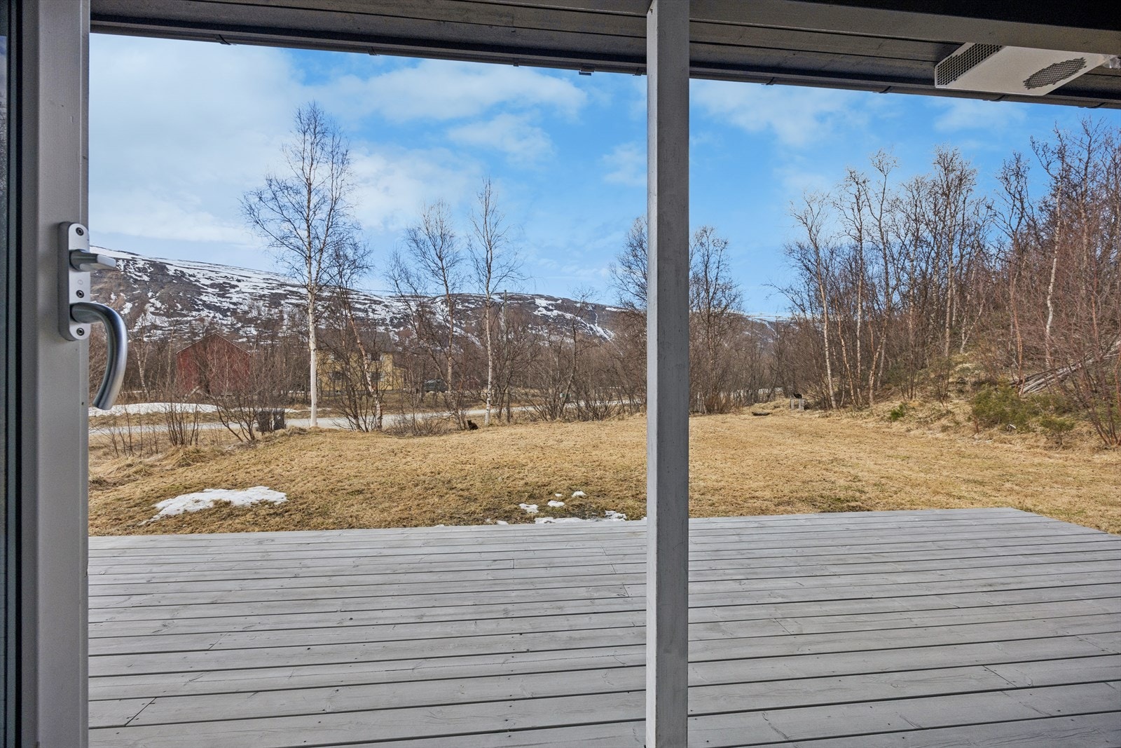 Fra stuen er det direkte utgang til en herlig terrasse. Galleribilde