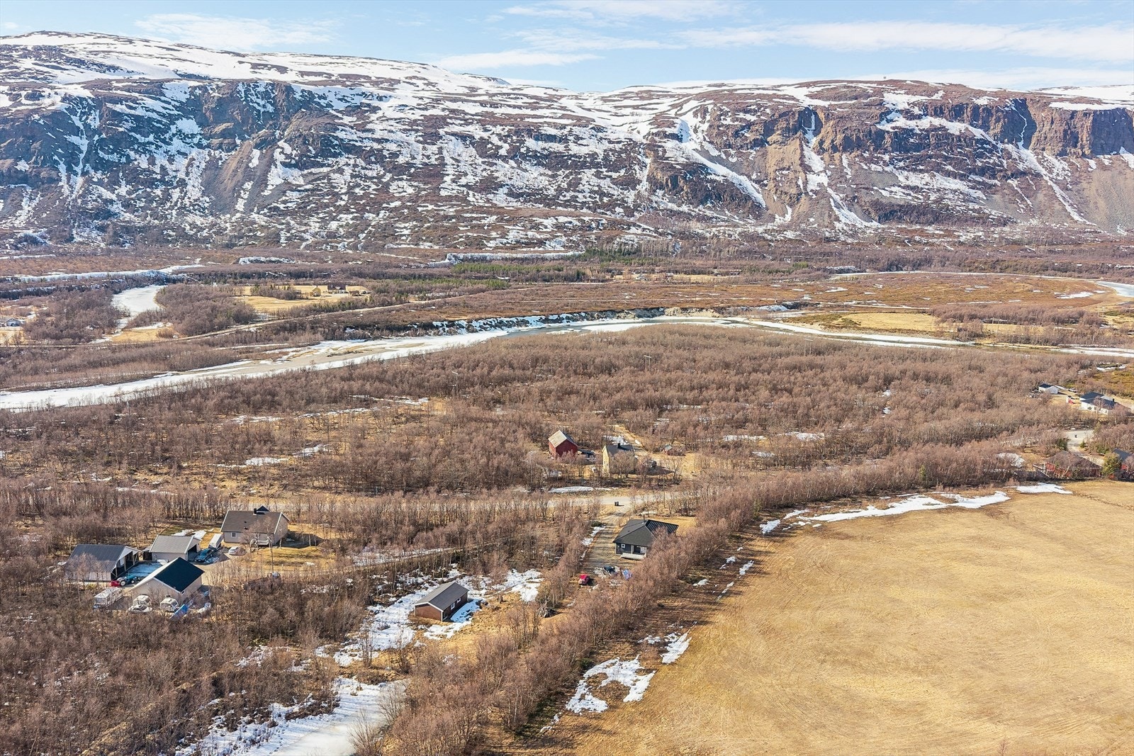 Fra eiendommen er det kort vei til skoler og barnehager i Lakselv. Galleribilde