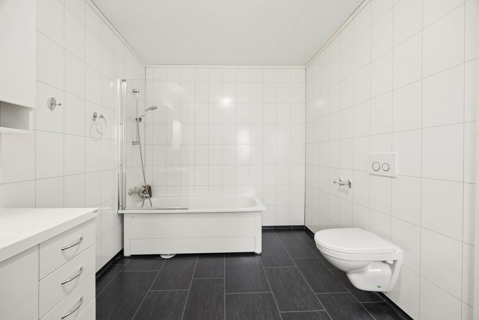 Badet har våtromsplater på veggene og belegg på gulvet. Galleribilde