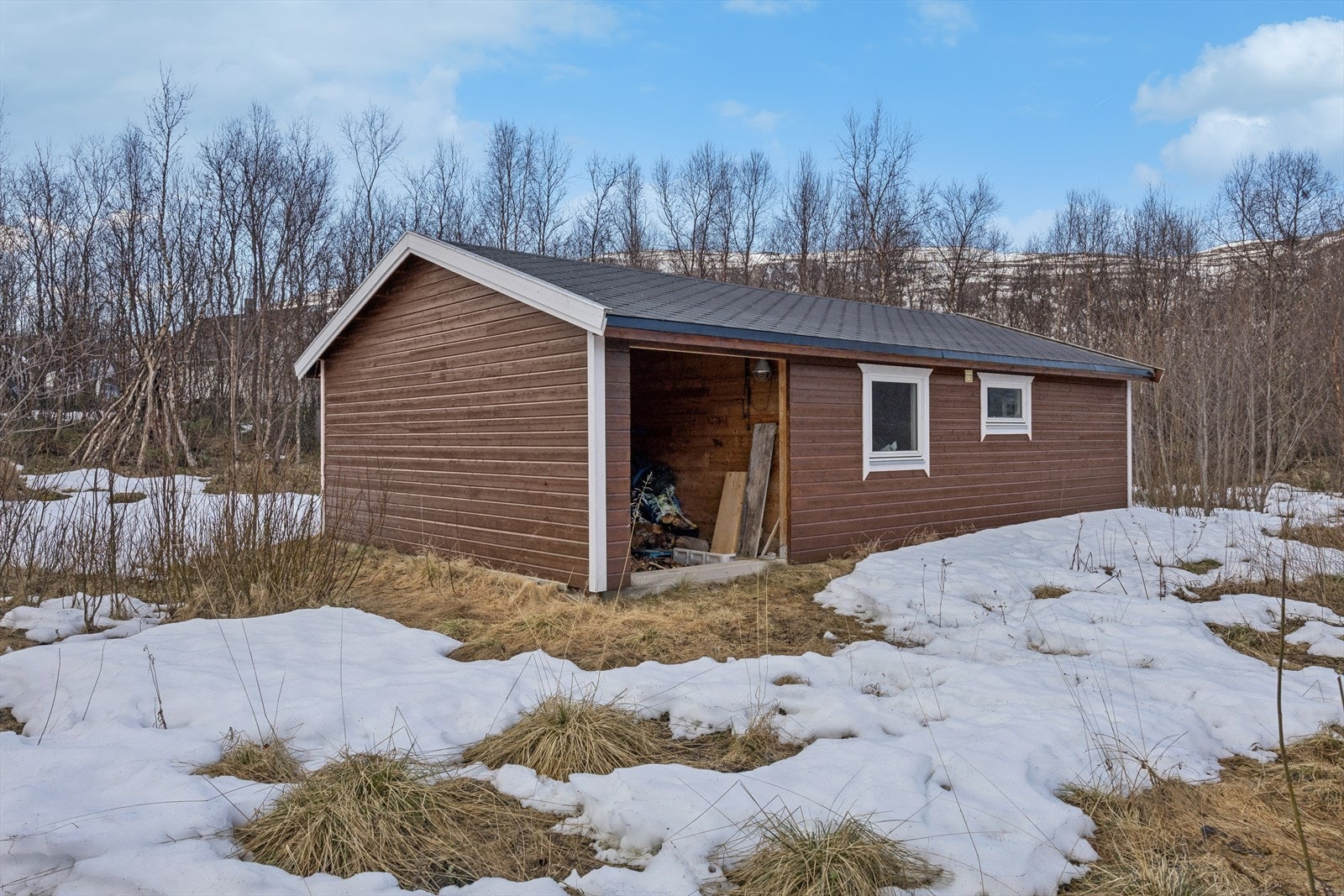På eiendommen står også et separat uthus/stall på 43 m² med en overbygd utedel på ca. 14 m². Galleribilde