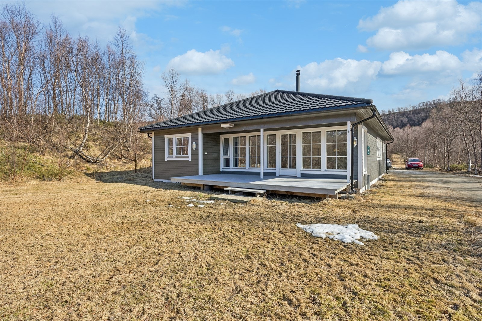 Tomten består også av plenareal og naturlig vegetasjon. Galleribilde