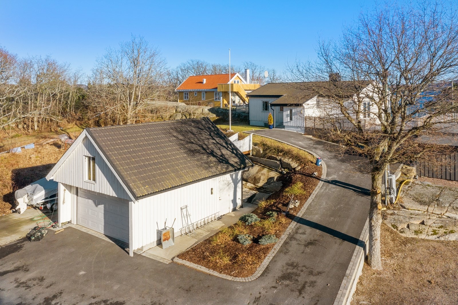 Velstelt og trivelig adkomstparti. Galleribilde