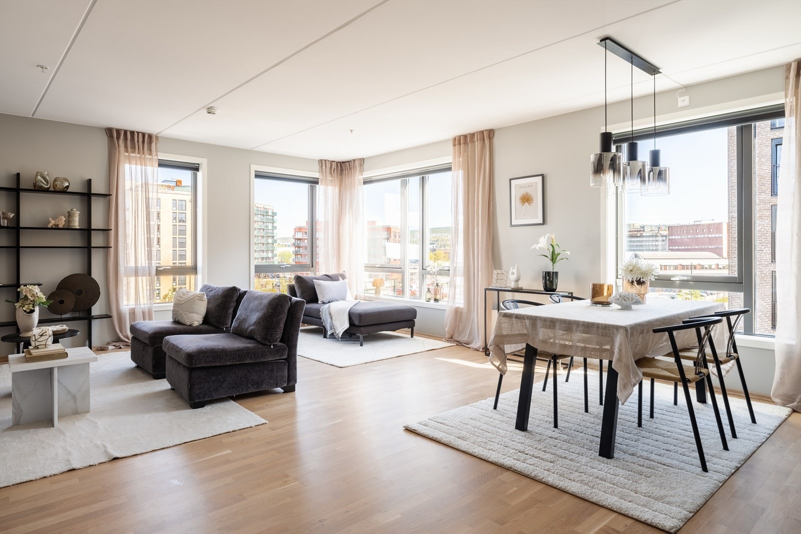Den åpne løsningen gir god plass til både en romslig sofagruppe og et stort spisebord. Galleribilde