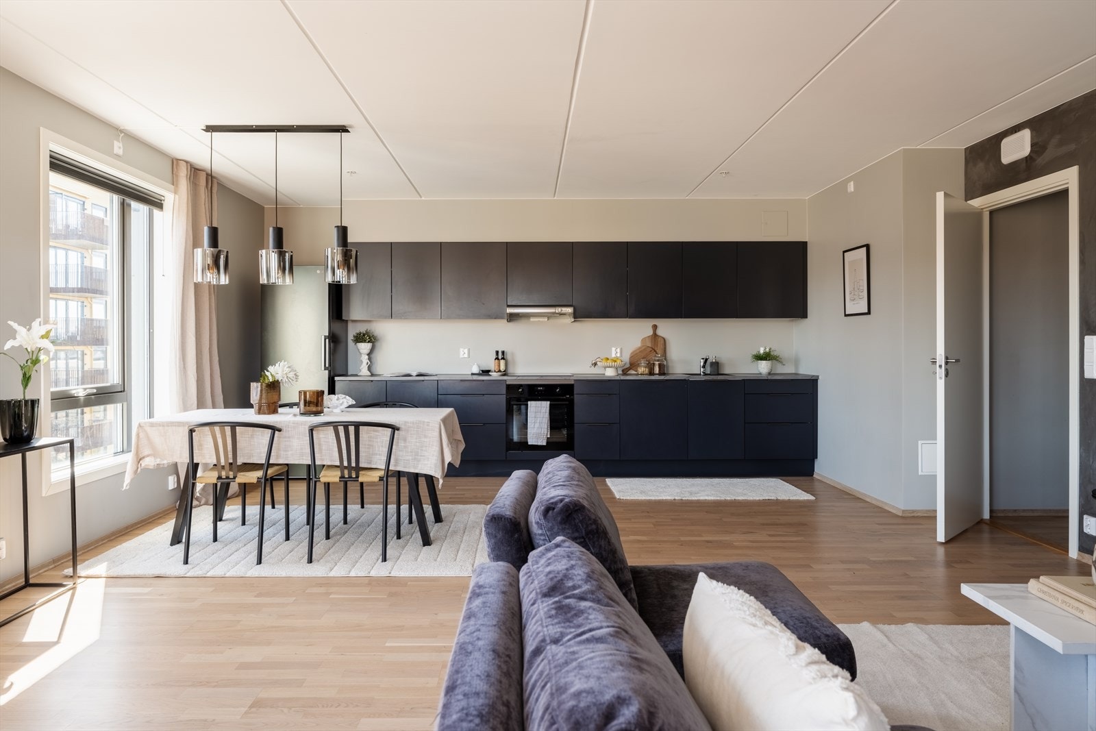 En gjennomgående leilighet fra 2021 med åpen stue- og kjøkkenløsning. Boligen har balansert ventilasjon og en takhøyde på opptil 2,5 meter. Galleribilde