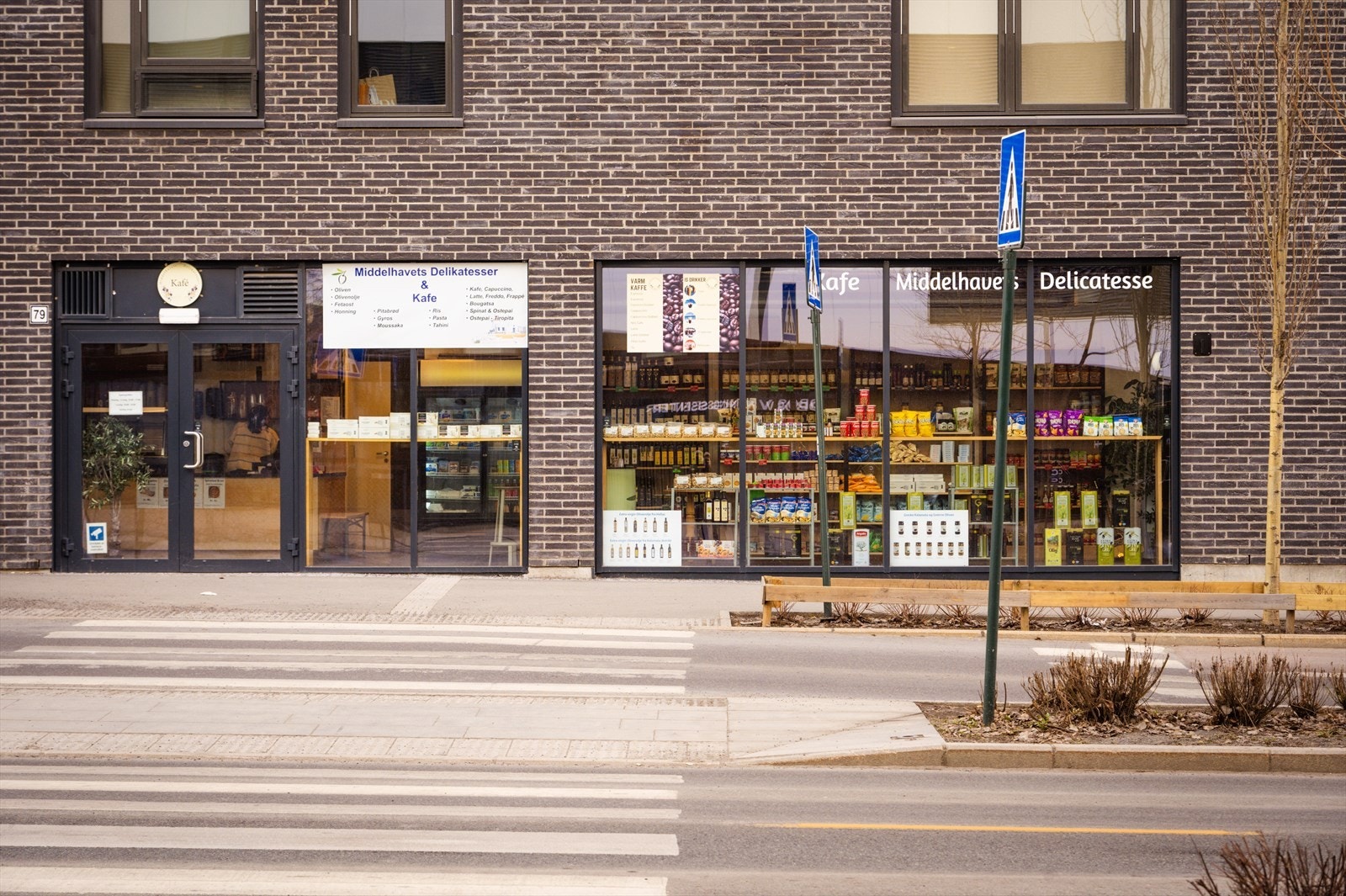 Middelhavets delikatesse og kafe ligger i borettslagets første etasje. Galleribilde