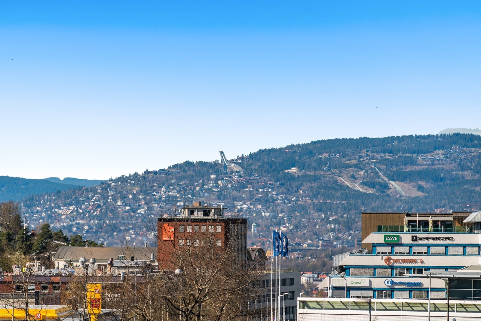 Fra balkongen har du utsikt over nærområdet som Ryenkrysset og helt til Holmenkollen. Galleribilde