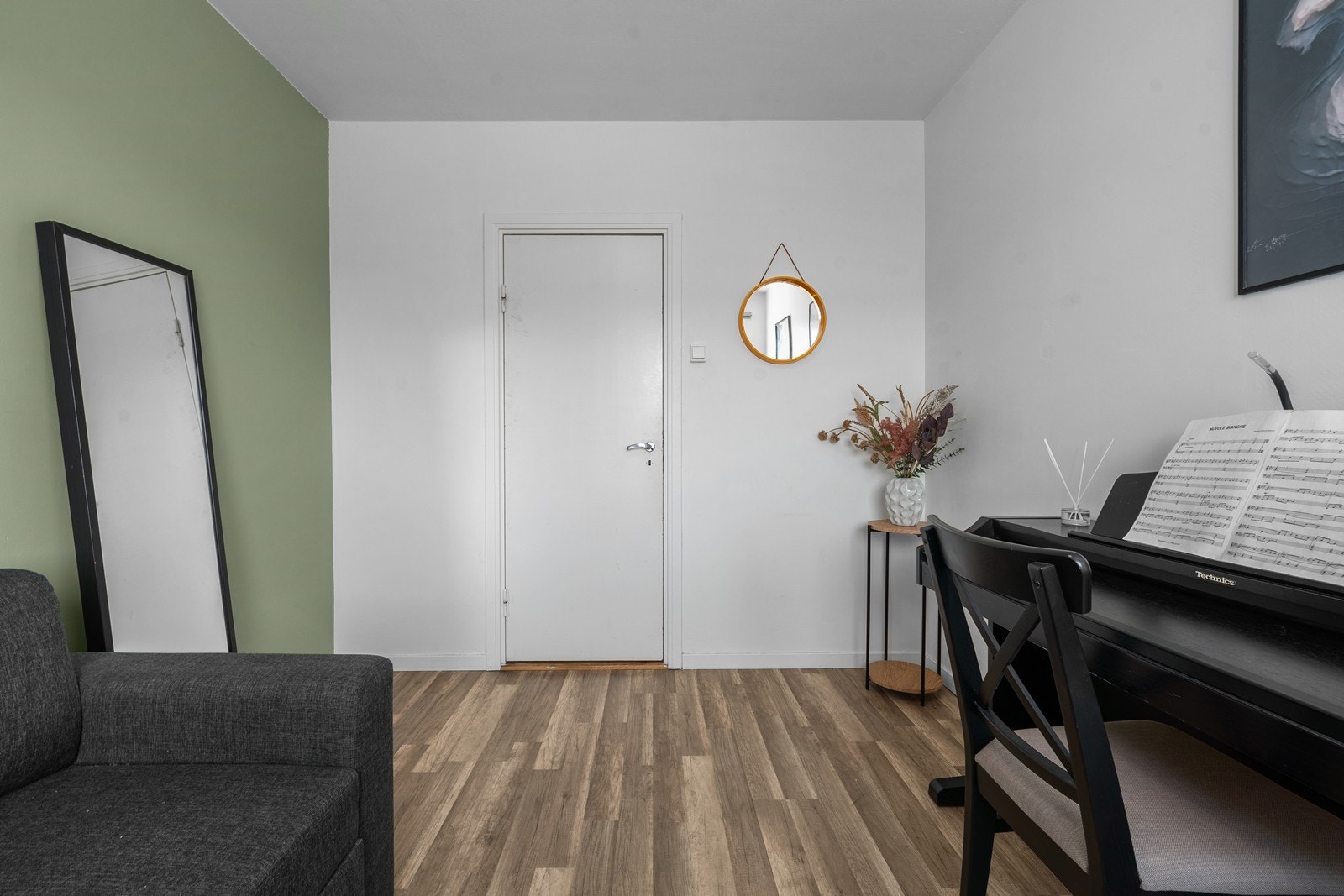 Gjennomgående laminatgulv i alle oppholdsrom bidrar til et helhetlig og ryddig uttrykk. Galleribilde