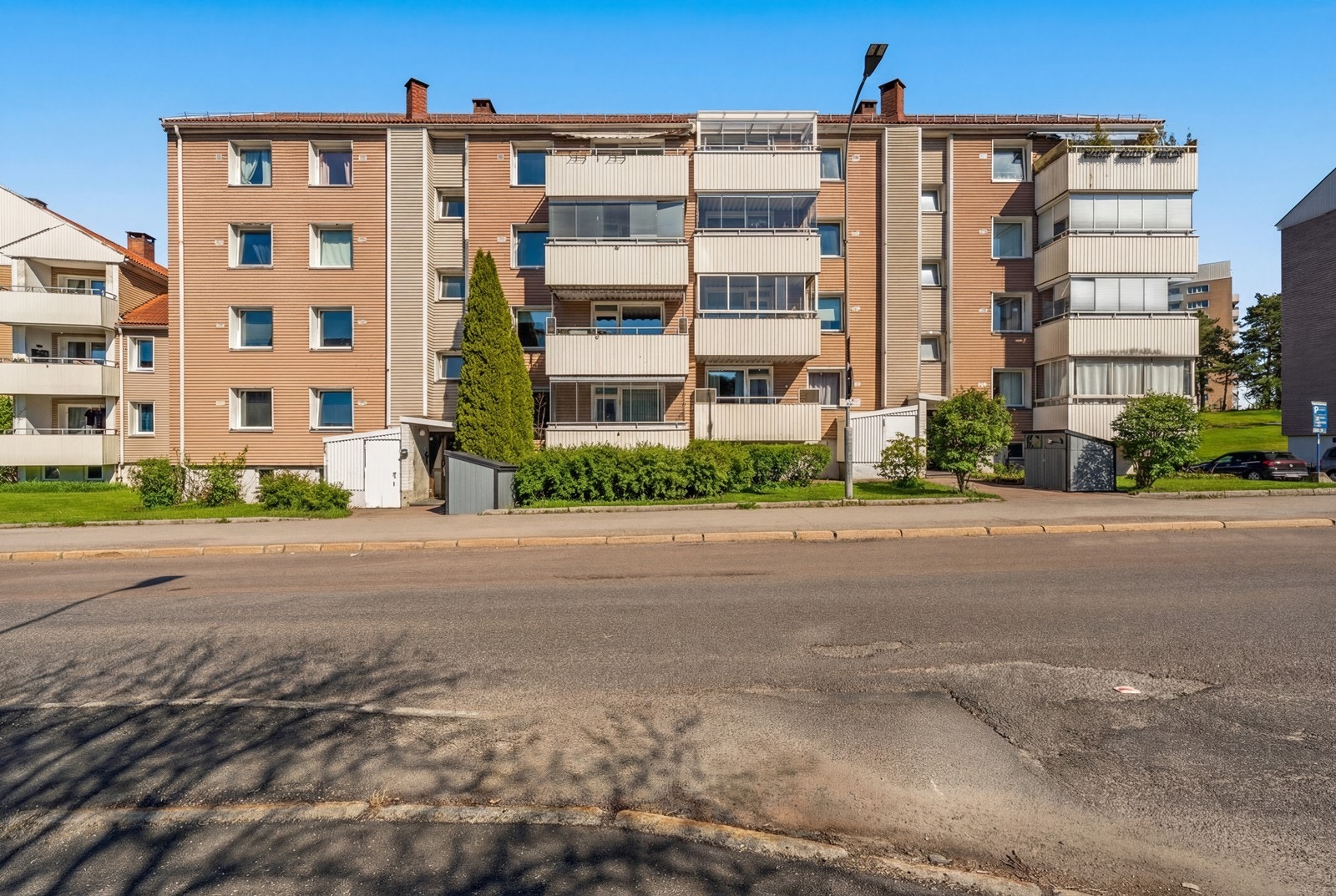 Leiligheten ligger i et populært og etablert borettslag (Storgården Borettslag) som består av 551 andeler. Det medfølger ett parkeringsbevis. Galleribilde