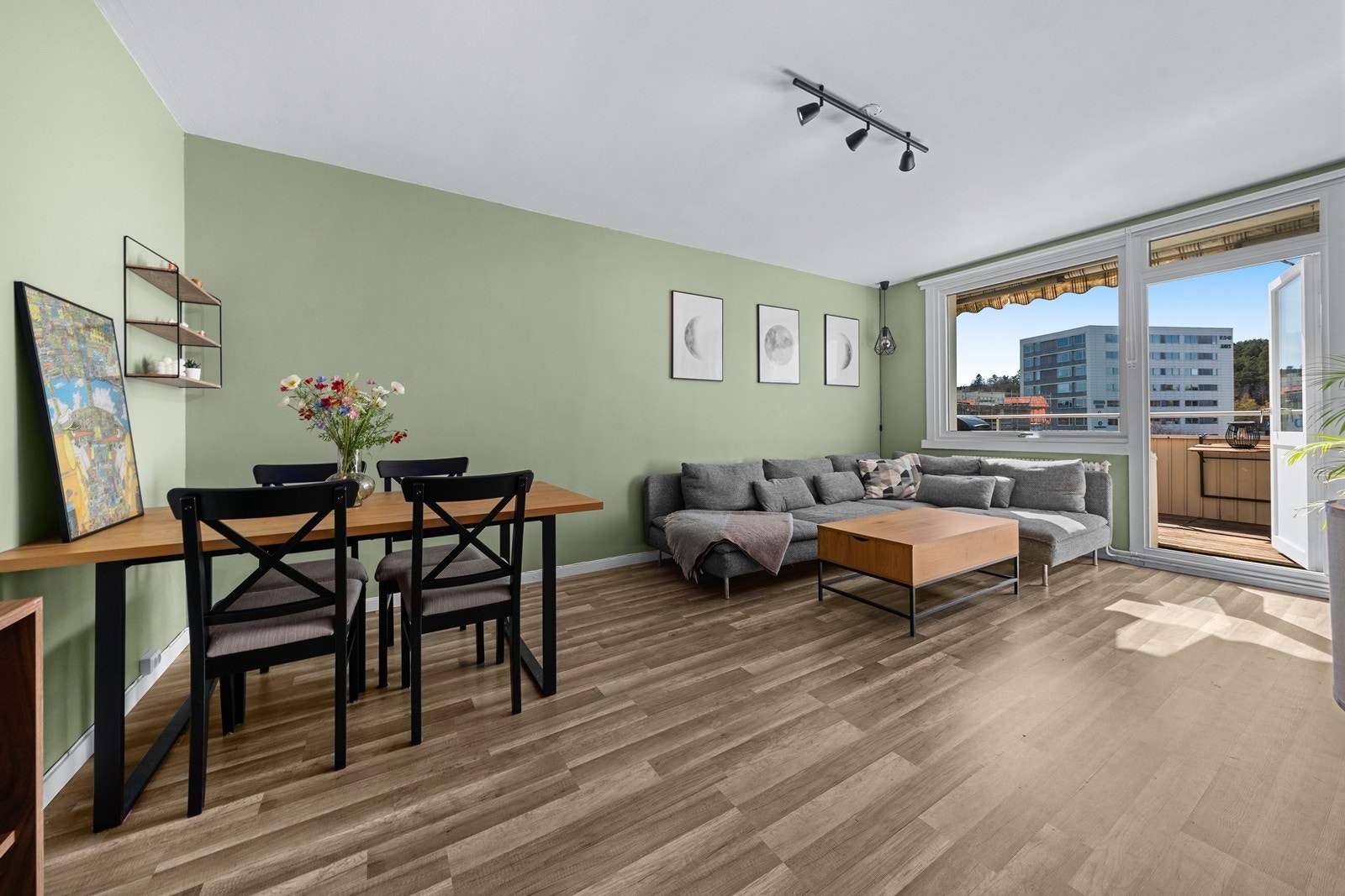 Stuen har plass til både en romslig sofagruppe og en egen spiseplass. Galleribilde
