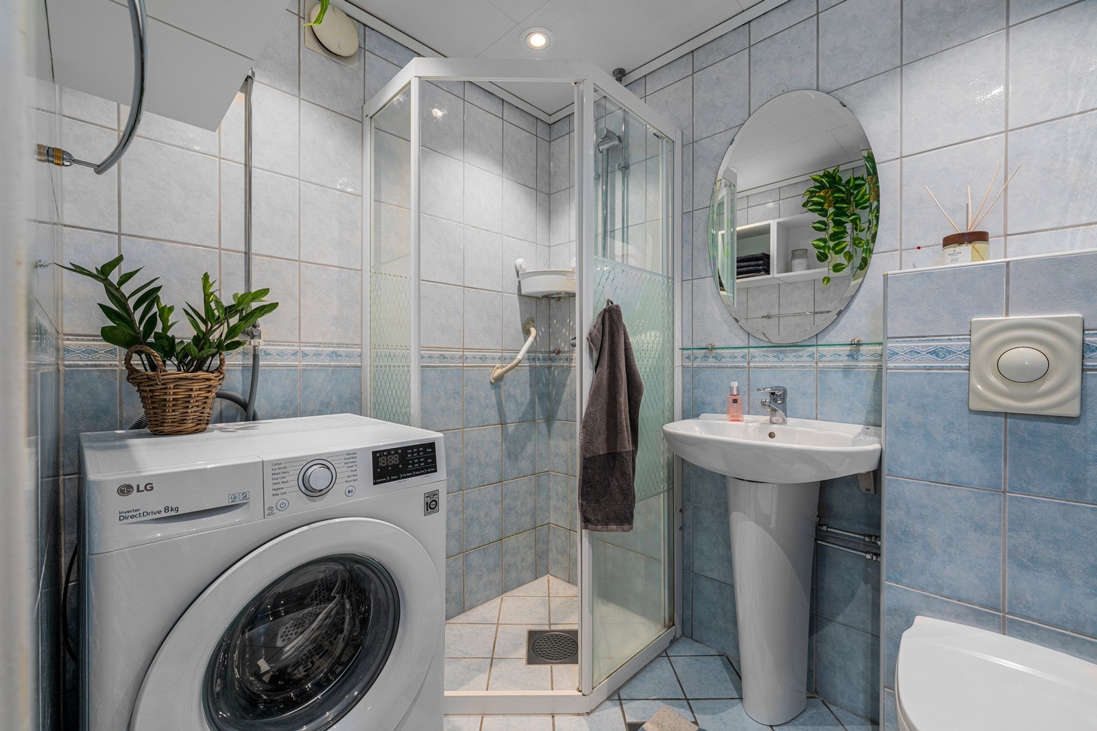 Badet har elektriske varmekabler i gulvet. Opplegg for vaskemaskin. Galleribilde
