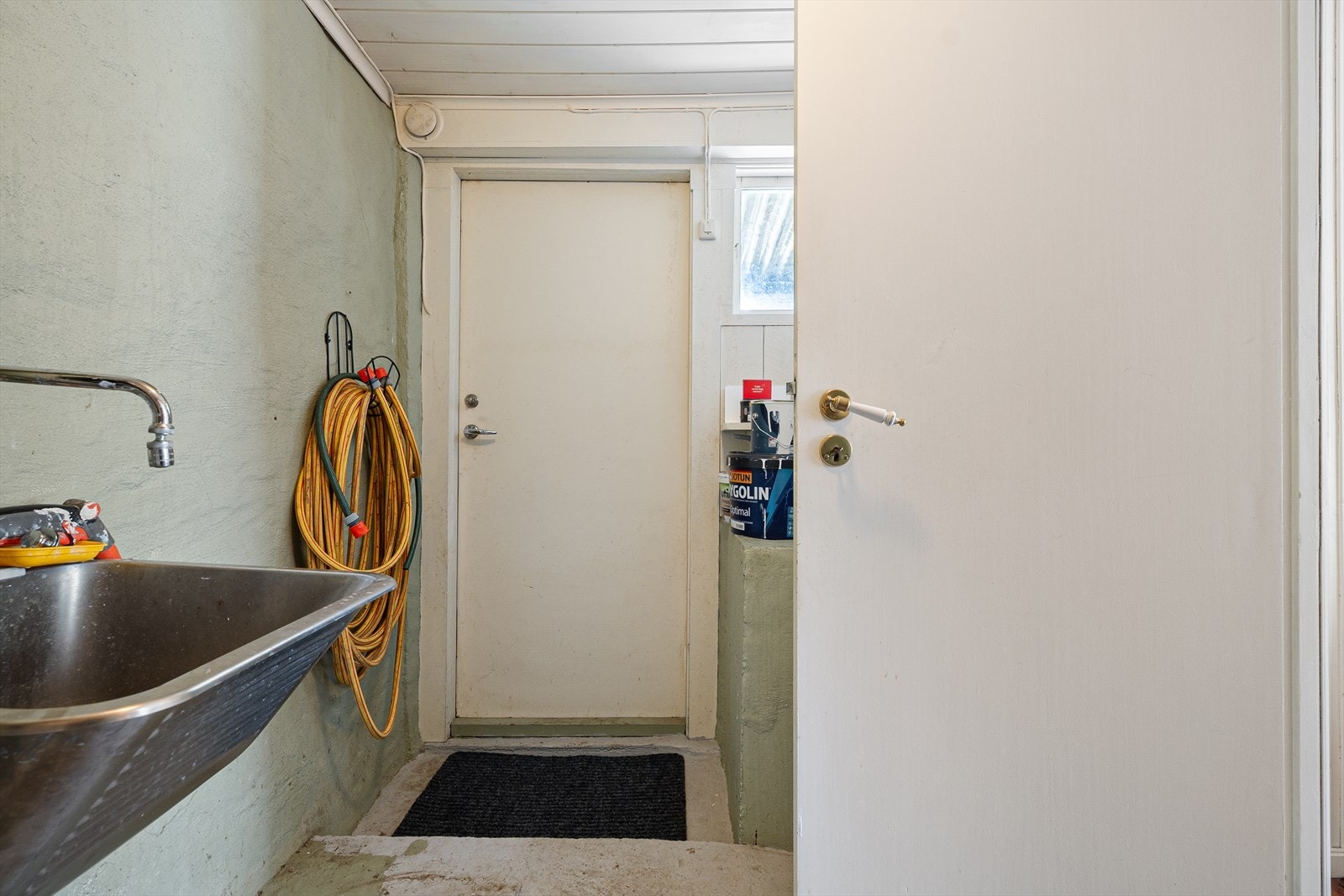 Vaskerom med utgang til hage Galleribilde