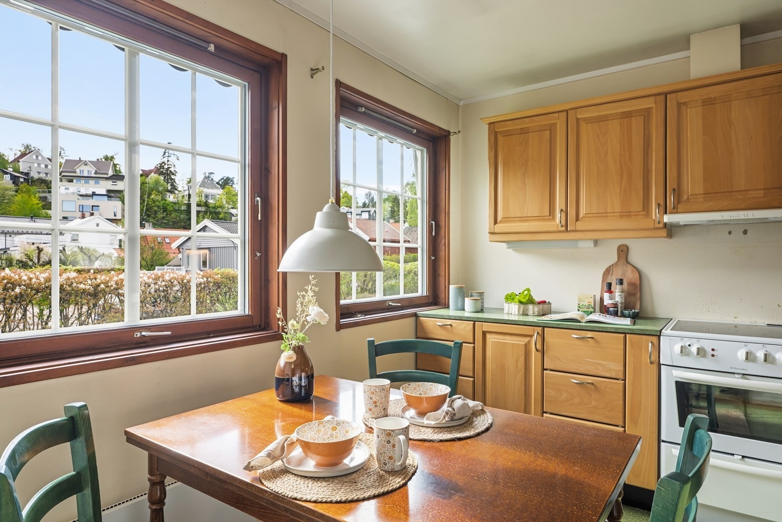 På kjøkkenet er det plass til et hyggelig frokostbord. Galleribilde