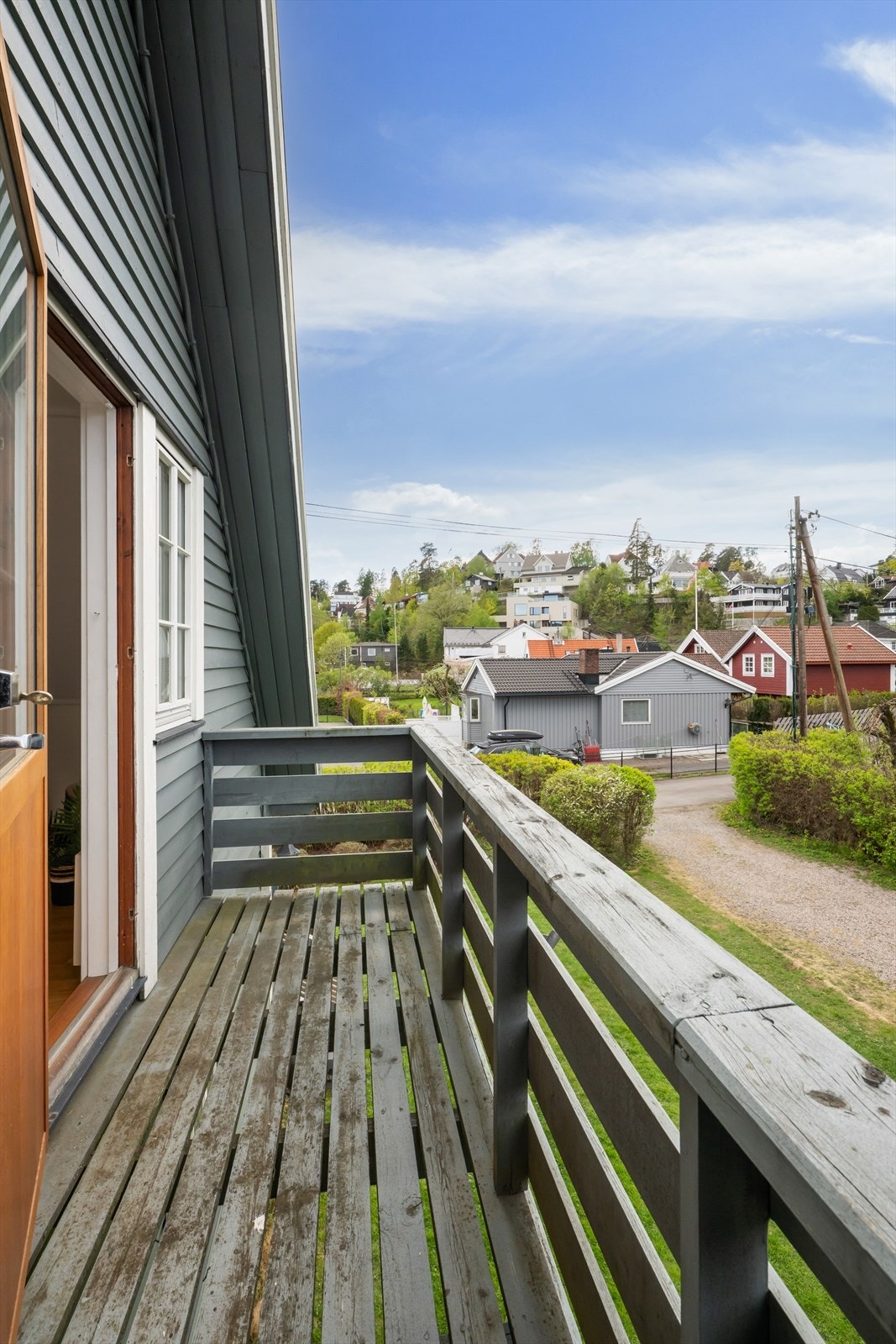 Balkongen gir en fin, privat uteplass med utsikt over nabolaget. Galleribilde