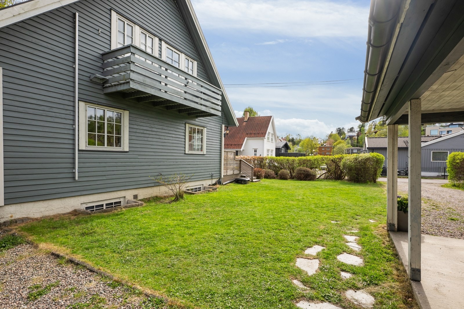 Gode parkeringsmuligheter i garasje og carport på tomten. Galleribilde