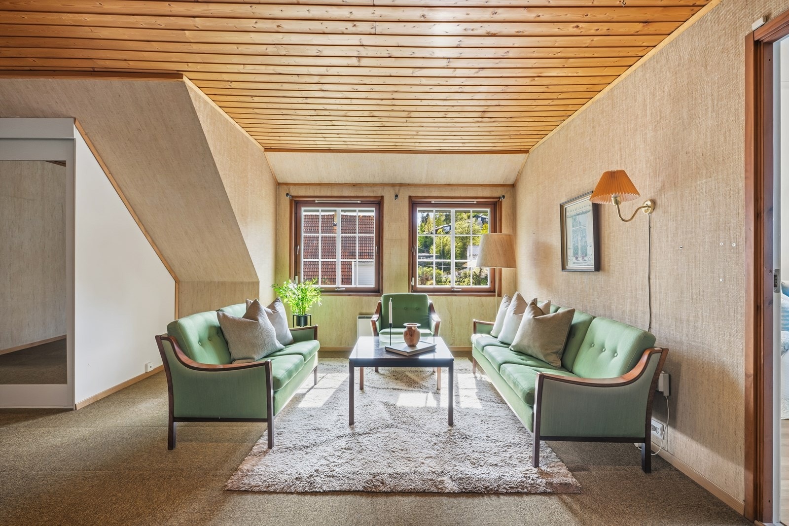 Her er det god plass til både sofagruppe og oppbevaringsløsninger. Galleribilde