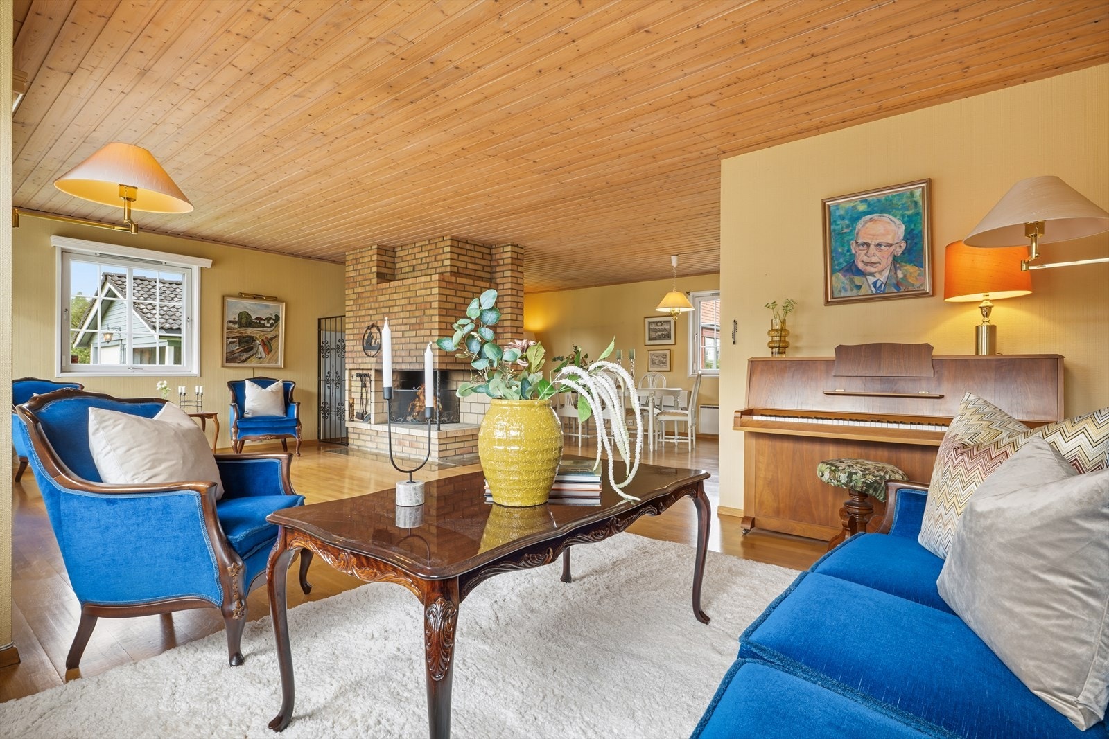 Stuen er lett å møblere, med god plass til både sofagruppe og andre sosiale soner. Galleribilde