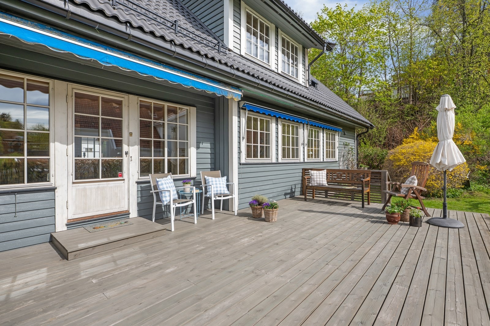 Den romslige terrassen har god plass til flere sittegrupper og er et naturlig samlingspunkt på varme dager. Galleribilde