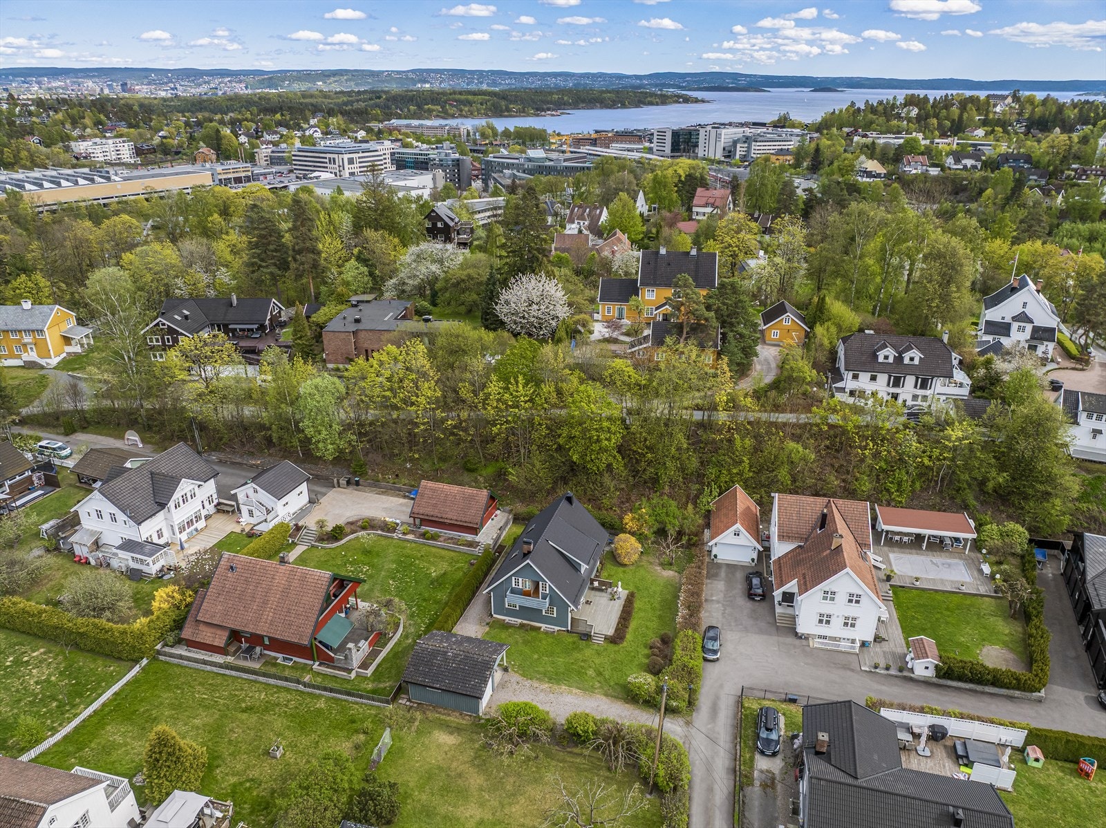 En meget innholdsrik og familievennlig enebolig med en stor, usjenert hage, og svært barnevennlig beliggenhet mot enden av en blindvei. Galleribilde