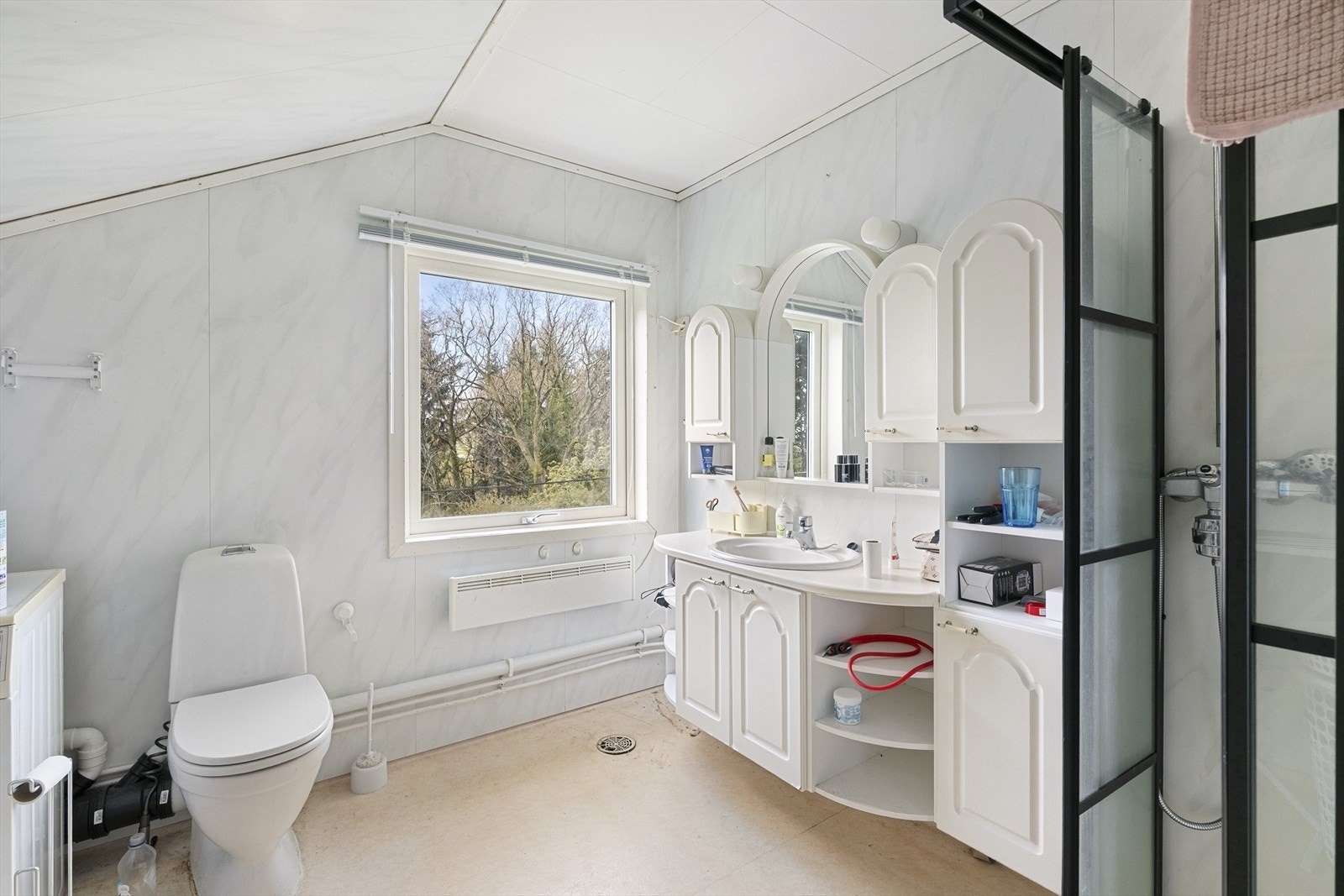 Badet i andre etasje har belegg på gulv, baderomsplater på veggene og opplegg for vaskemaskin. Galleribilde