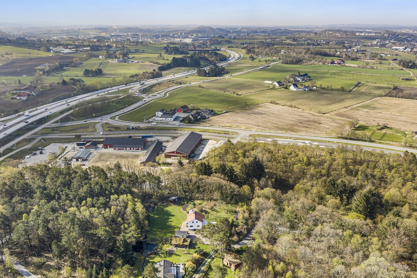 Beliggenheten gir enkel tilgang til hovedveinettet for effektiv transport. Galleribilde