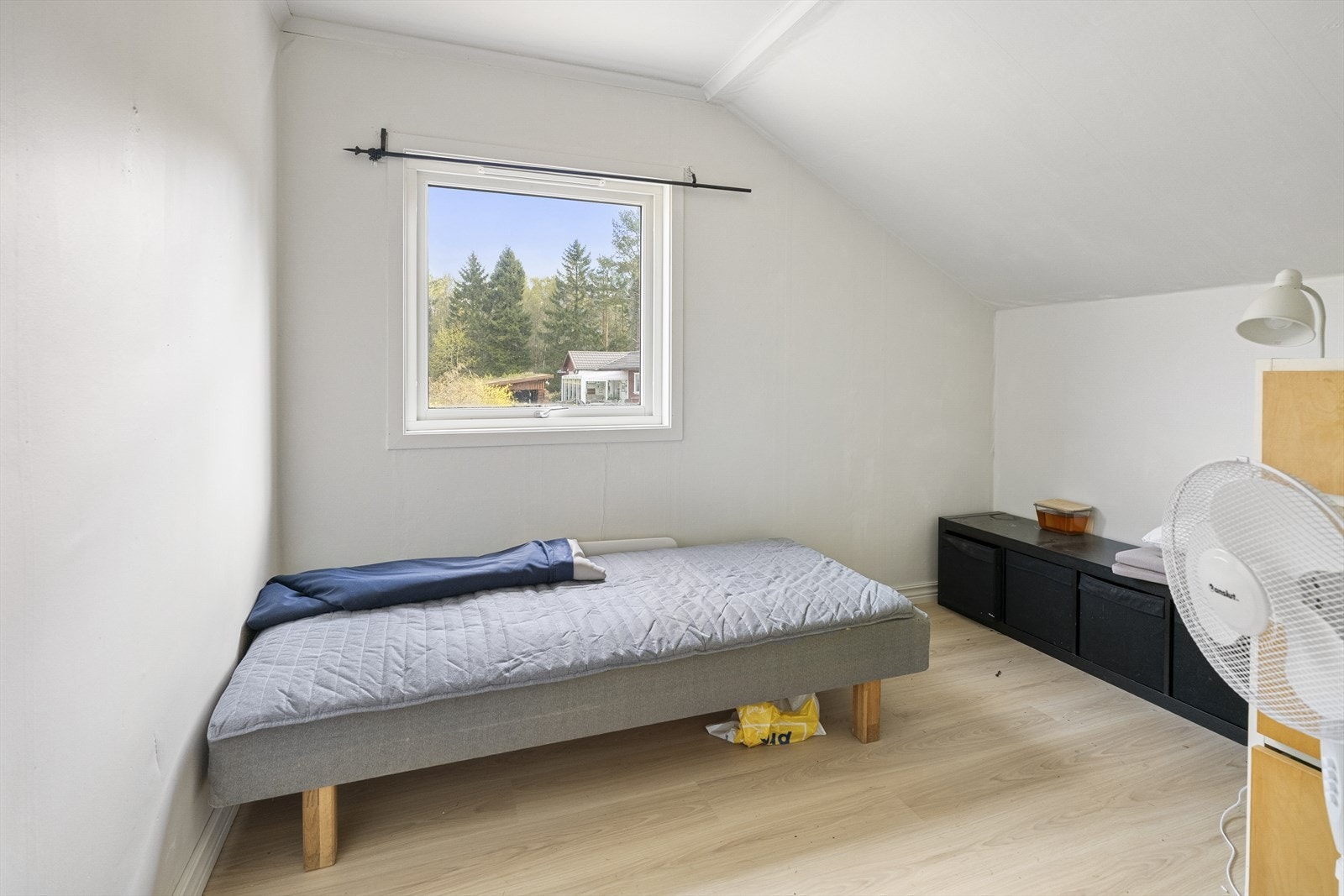 Det andre soverommet i etasjen, med plass til seng og oppbevaring. Galleribilde