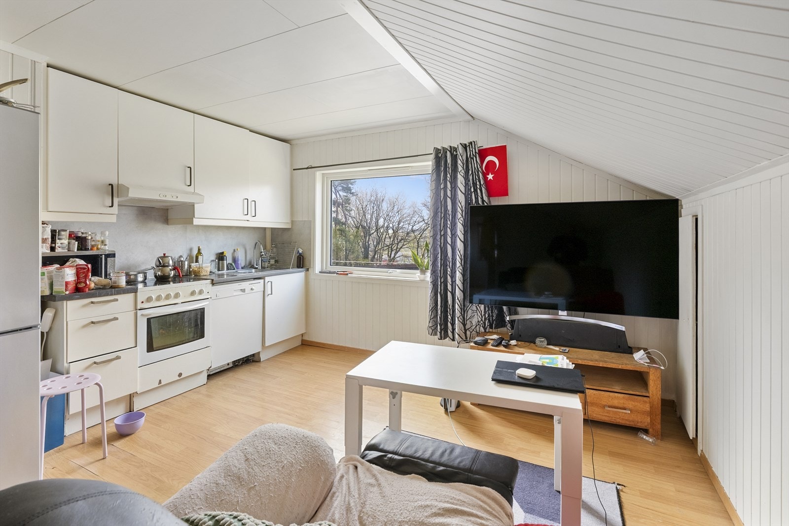 Kjøkkenet i andre etasje har innredning med glatte fronter og ventilator med avtrekk ut. Galleribilde