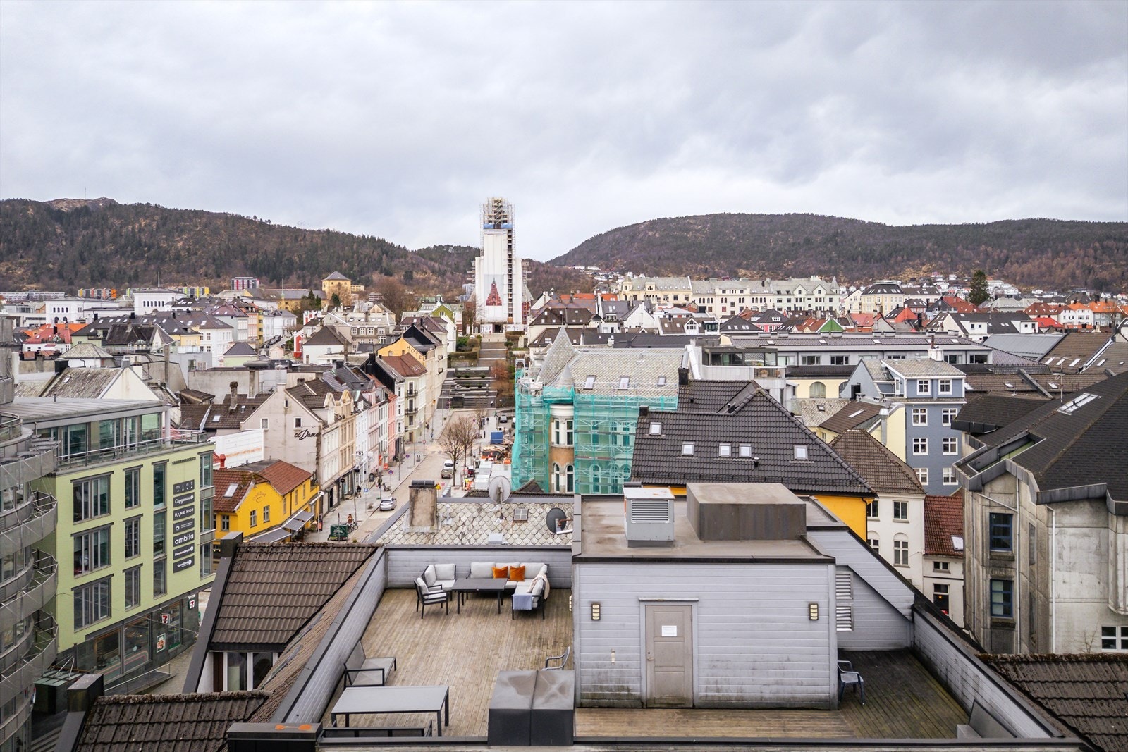 - På takterrassen er det flere sittegrupper hvor man kan nyte de fine dagene Bergen har å by på - Galleribilde